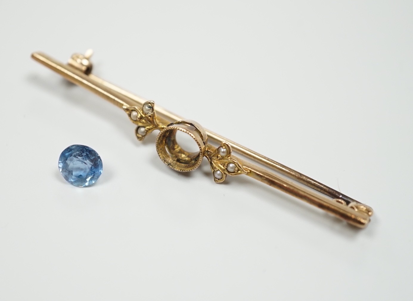 An Edwardian 9ct, aquamarine and seed pearl set bar brooch, 57mm, gross 3.6 grams.